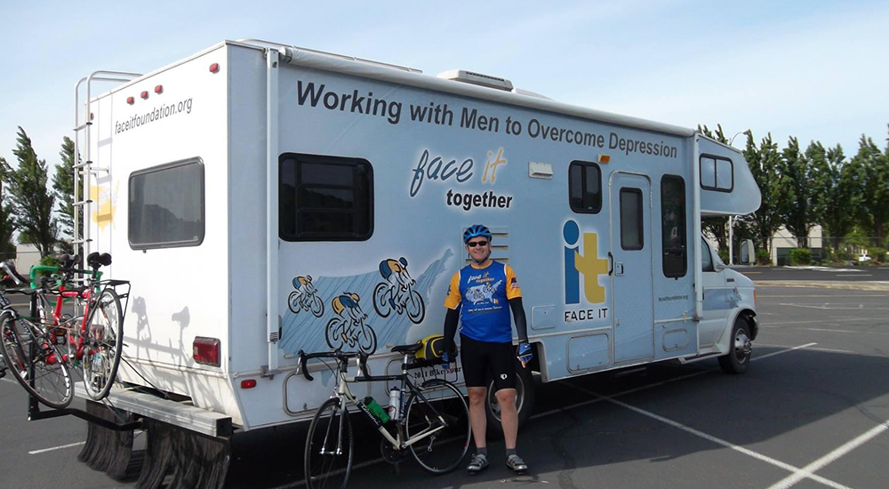 Cyclist in front of fondation branded camper